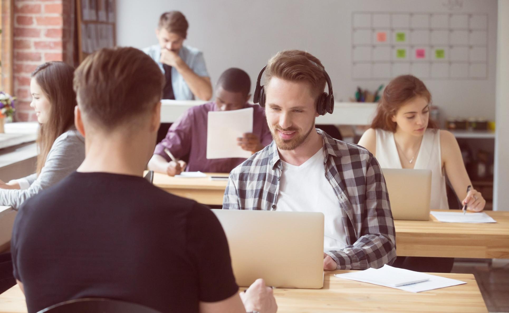 Μαθητές σε διαδικτυακό πρόγραμμα διαχείρισης επιχειρήσεων